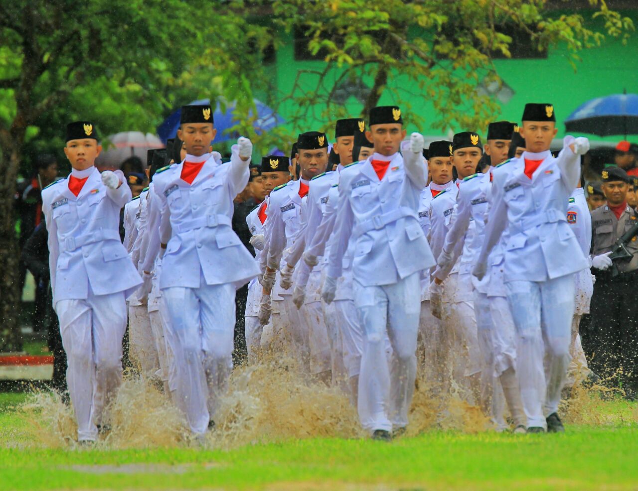 foto Hujan Deras Paskibraka Sukses Tunaikan Tugas 